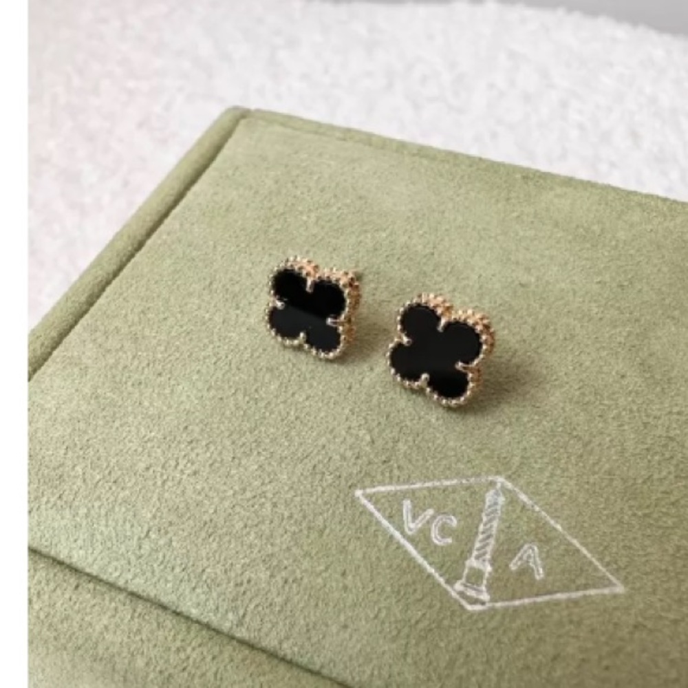 Van Cleef & Arpels Black Earrings